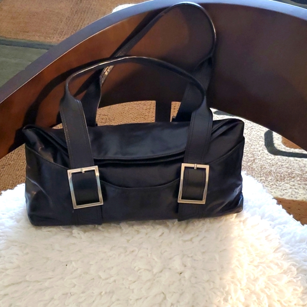 Vintage Kenneth Cole soft thick black leather East-West shoulder bag.